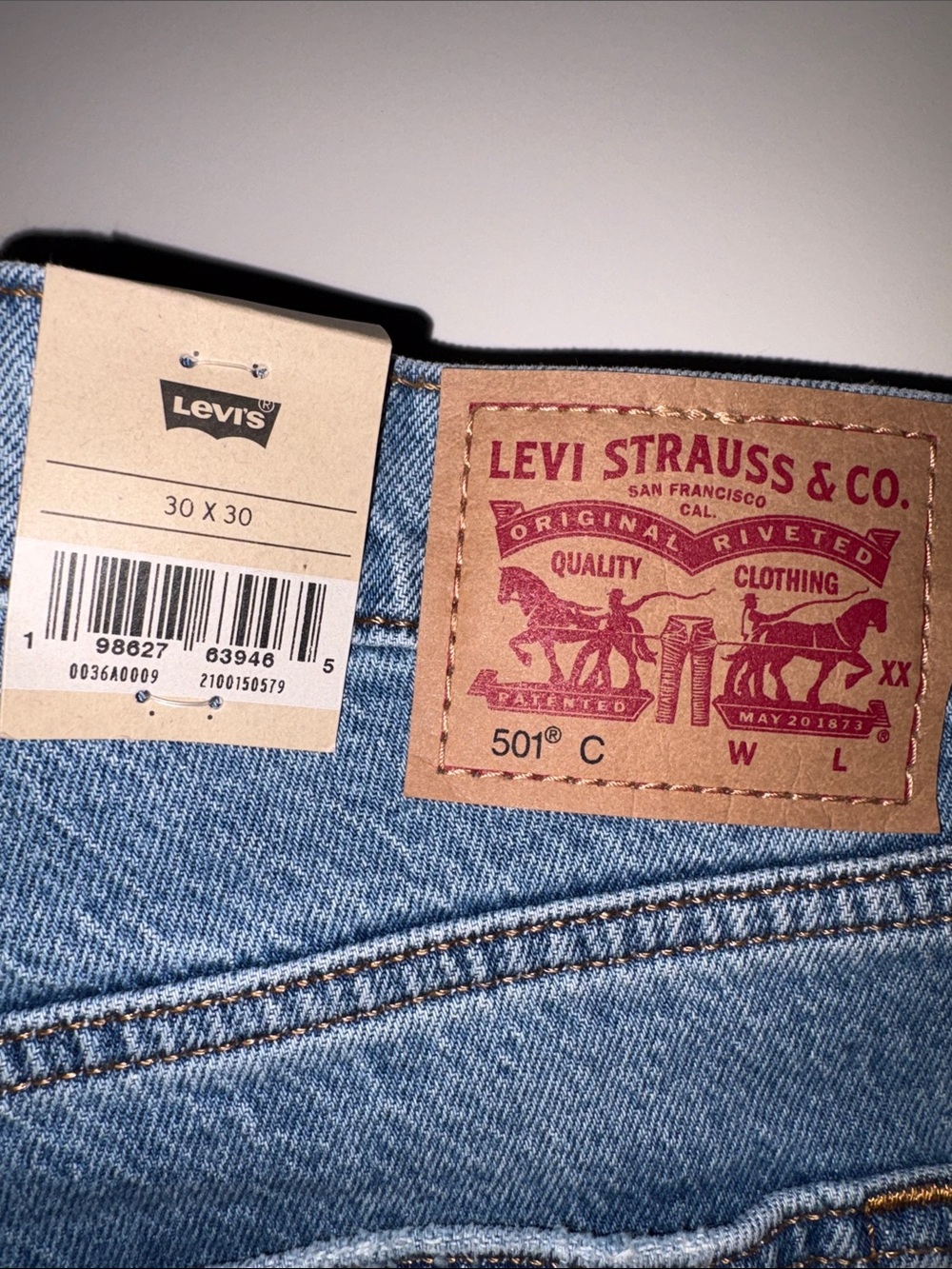Levi's Women’s Classic Light Blue 501 Curve 30x30 - Picture 2 of 7